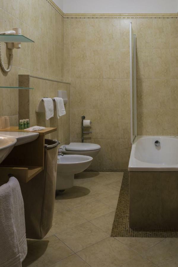 Hotel Beatrice Эсте Экстерьер фото